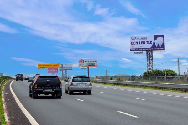 billboard cao tốc pháp vân - cầu giẽ điểm giao thông quan trọng 
